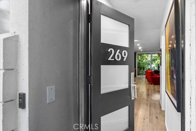 Foto principal - 269 S Barrington Ave