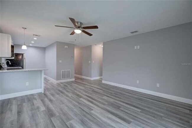 Living - 304 Corsica Ct