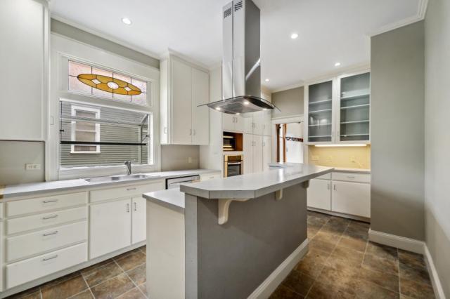 Building Photo - 3 bedroom in Seattle WA 98122