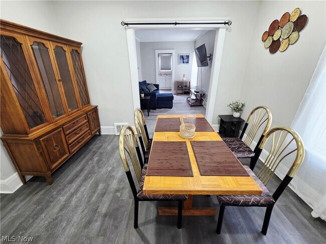 Foto del edificio - 10415 Bernard Ave