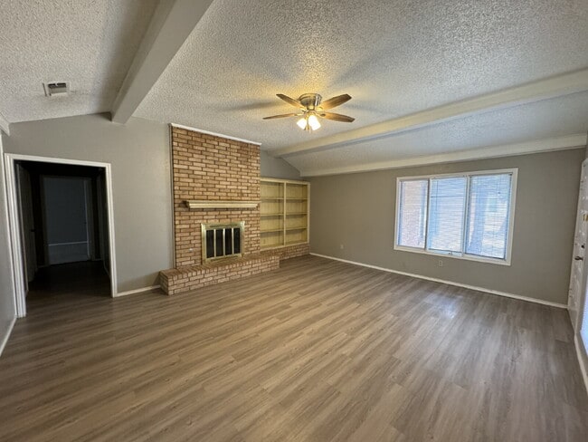 Foto del edificio - Stunning Duplex West Of Milwaukee & Minutes From Shadow Hills Golf Course!