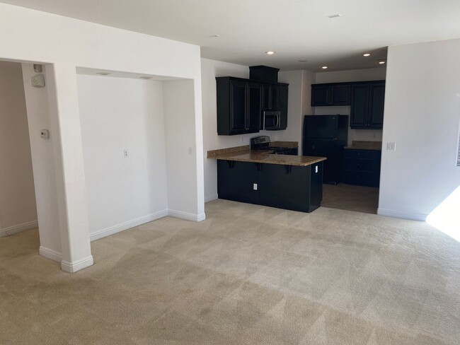 Foto del edificio - Beautiful 3Bed/3Bath/2Car corner lot home located in the guard gated Tuscany Community