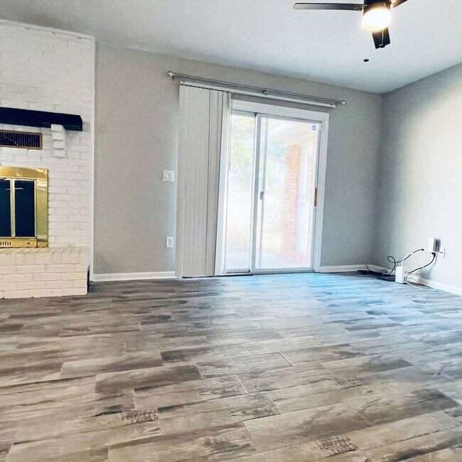 Building Photo - RENOVATED 3bed/2bth Home!