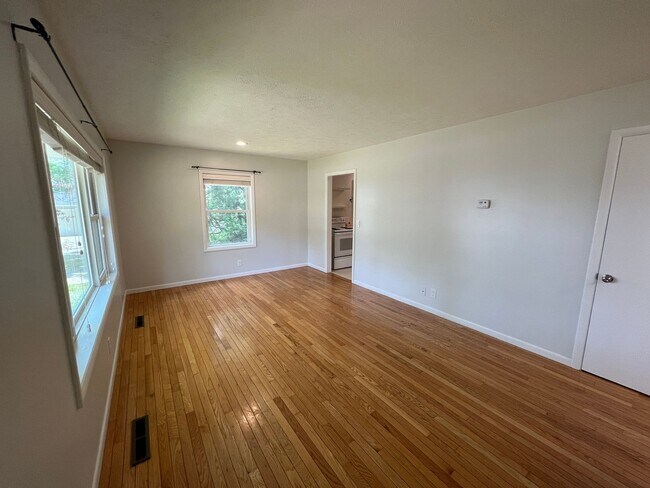 Foto del edificio - The Little Bungalow of Your Dreams Near East Bay! 2BR / 1BA Long-Term Rental