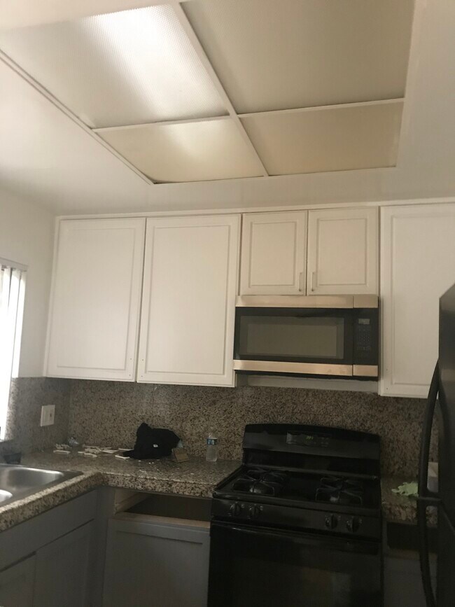 Kitchen - 11035 Moorpark St