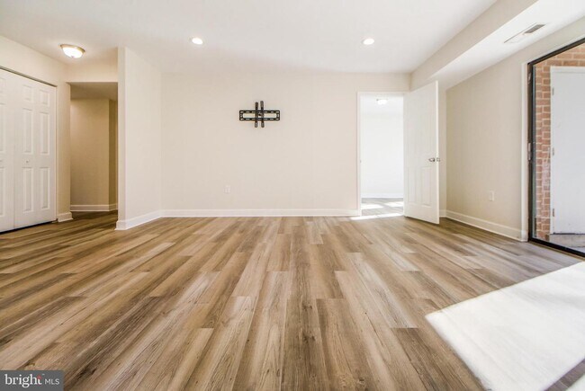 Building Photo - 884 Quince Orchard Blvd