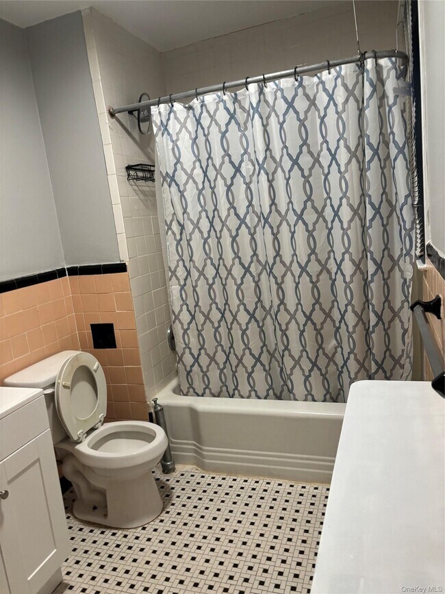 Foto del edificio - 145 New Hyde Park Rd