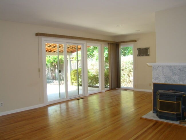 Building Photo - 14976 Ridgetop Dr
