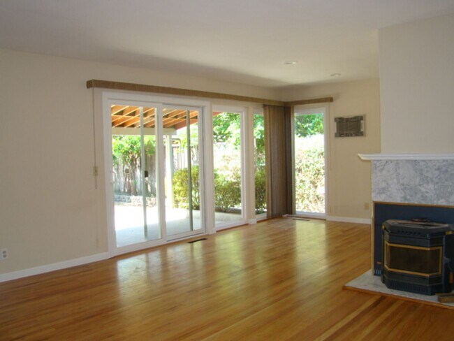 Foto del edificio - 14976 Ridgetop Dr