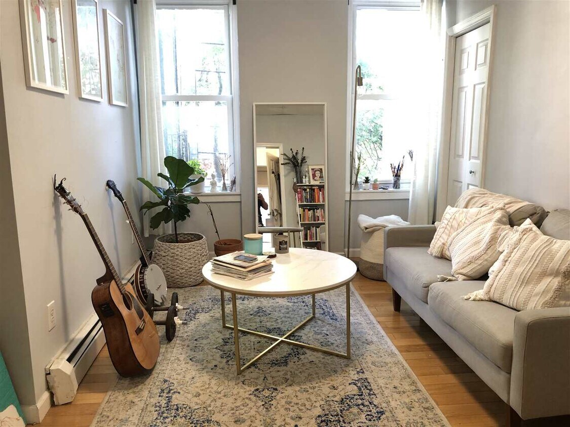 Primary Photo - 466 Monmouth St
