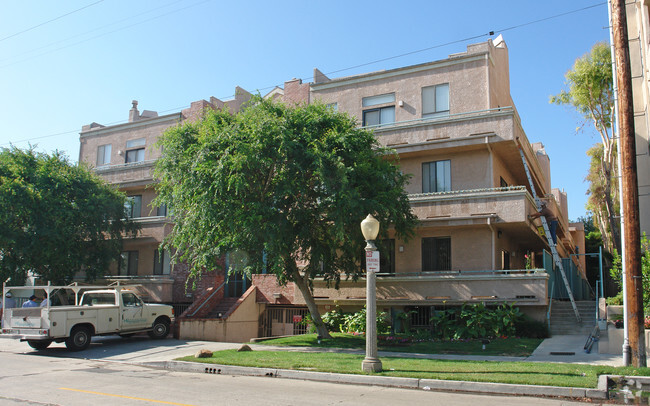 Building Photo - Dicken's Court