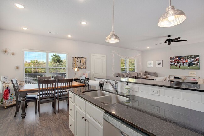 Building Photo - Walking Distance to UofA! Apply Today!! $8...