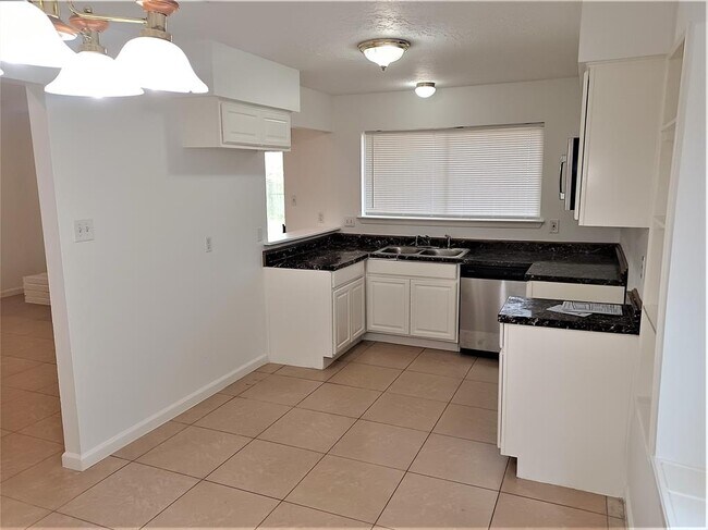 Building Photo - 15219 Mesa Dr