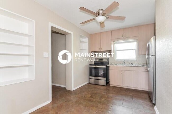 Building Photo - 3 Bedroom Pet-Friendly Home in Lakeland, FL with Main Street Renewal