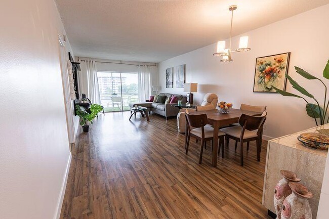 Building Photo - 2751 N Palm Aire Dr