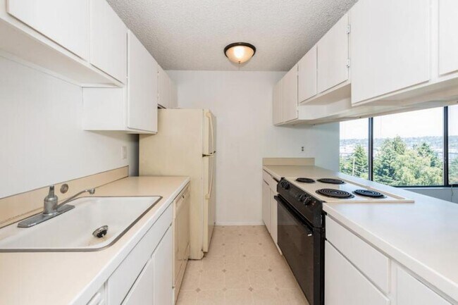 Building Photo - 2 bedroom in Seattle WA 98199