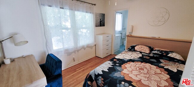 Foto del edificio - 7923 Norton Ave