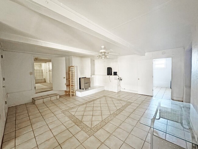 Building Photo - 504 E Ave East