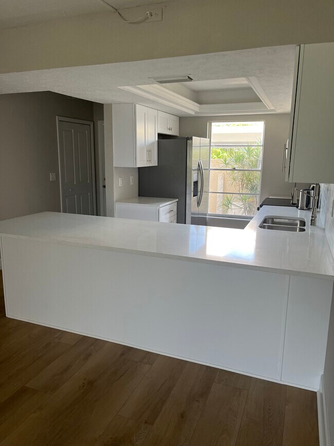 Cocina con amplia encimera de cuarzo. - 16251 Dublin Cir