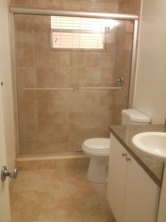 Baño nuevo para huéspedes - 7845 Camino Real