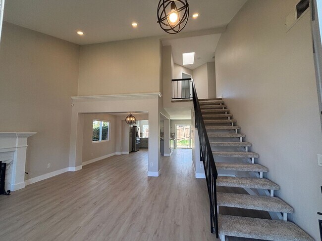 Foto del edificio - Bright & Upgraded 4BD/3BA Rental in San Ma...