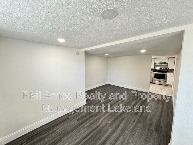 Building Photo - 402 Lenox St
