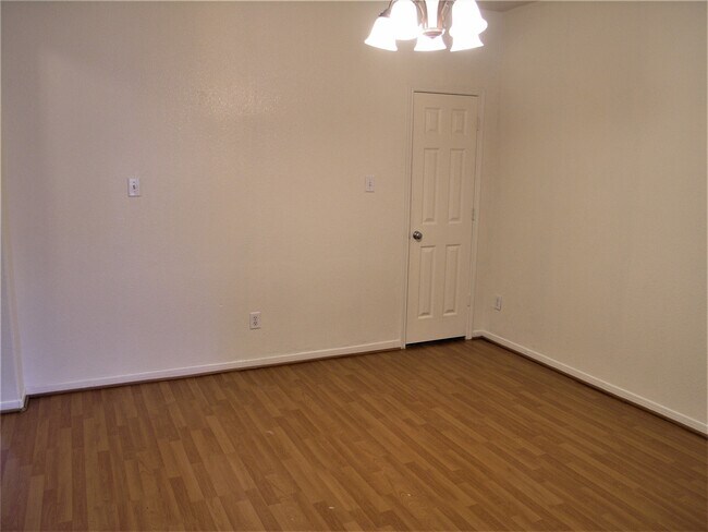 Foto del edificio - 2926 Meadowglen Crest