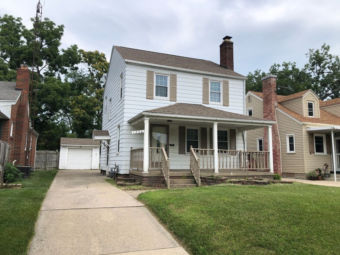 Primary Photo - Three Bedroom House for rent