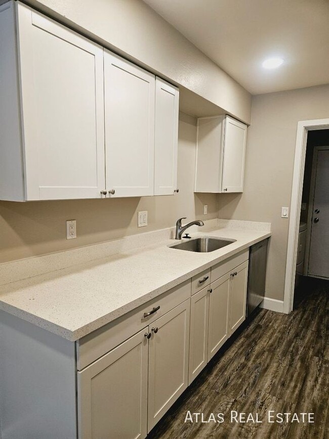 Building Photo - 2826 E Capri Cir