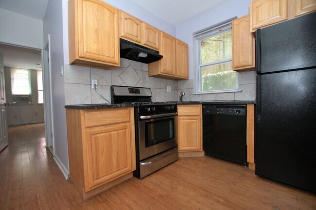 Foto del edificio - Beautiful 1bd with private backyard in gre...