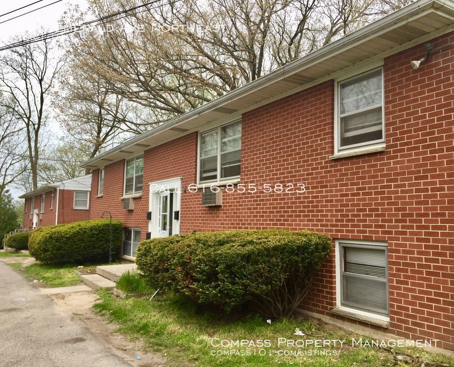 Primary Photo - 871 Emerald Ave NE