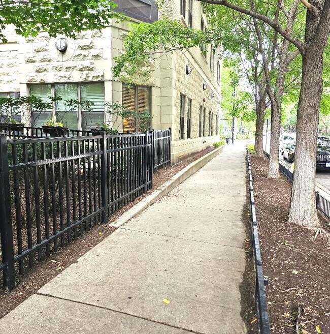 Foto del edificio - 1250 S Indiana Ave