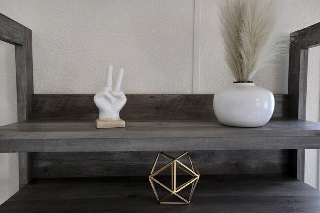 Foto del edificio - Modern Furnished 2 Bed/2 Bath Home • Laundry • Internet Included