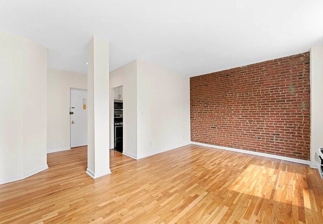 Building Photo - 201 E 12th St