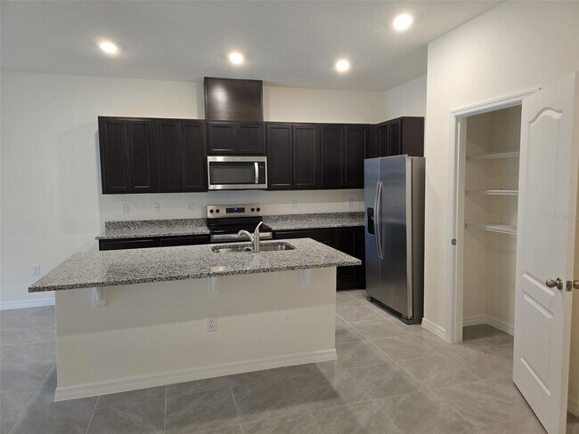 Building Photo - 2011 Monteverde Ave