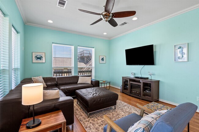 Building Photo - 3923 Reeves Dr