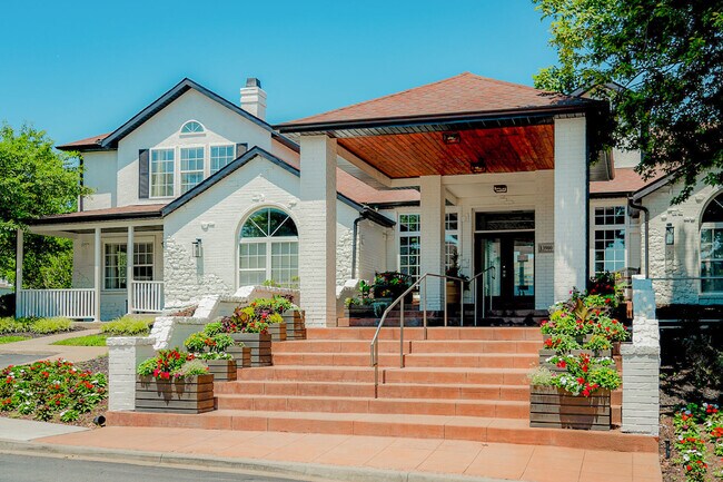 Foto del edificio - The Louis Townhomes