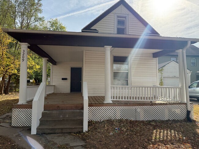 Foto del edificio - Lovely & Spacious 4-Bedroom Single-Family Home with Open Backyard