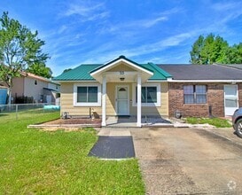 Building Photo - 713 Sharon St