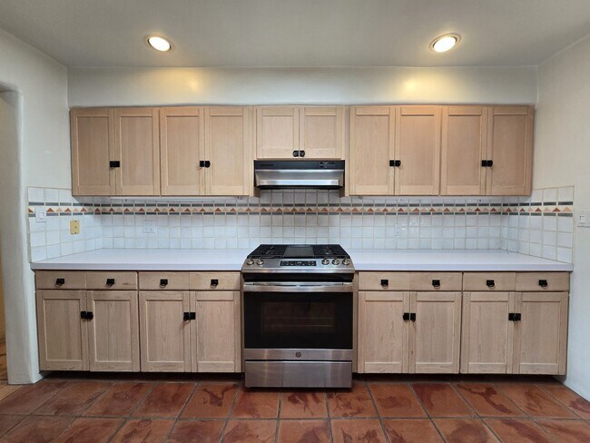 Foto del edificio - 570 1/2 Garcia St