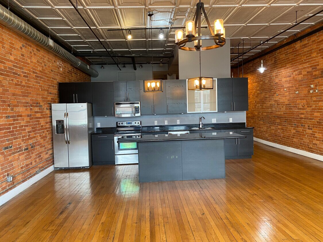 Foto principal - 139 E Main St