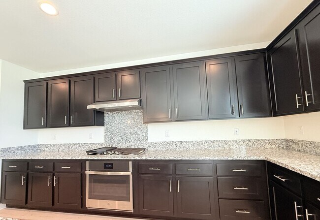 Foto del edificio - AVAILABLE NOW!! STUNNING 5 Bedroom 3 bathr...