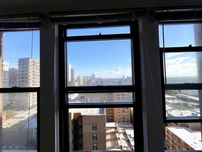 Foto del edificio - 6230 N Kenmore Ave