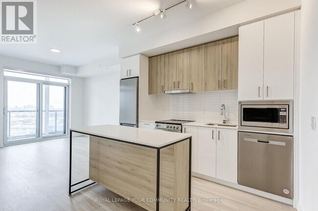 Photo du bâtiment - 30 Upper Mall Wy