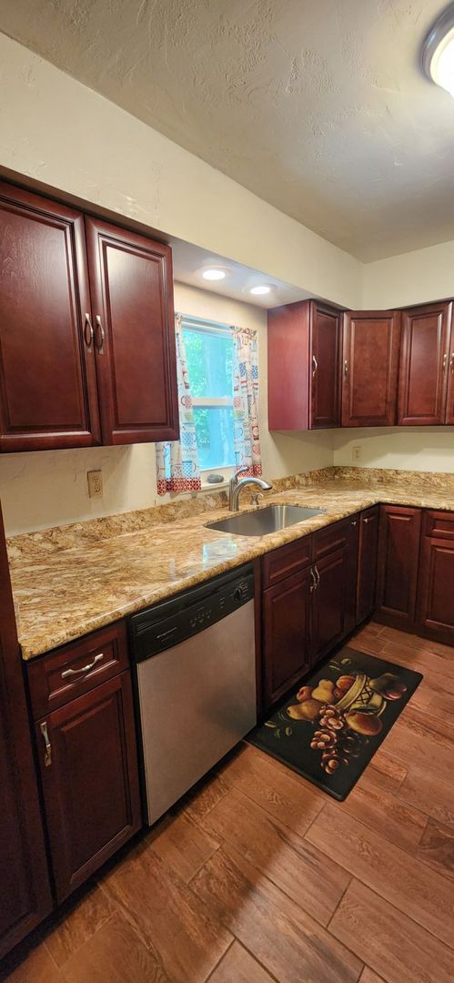 Foto del edificio - Charming 3-Bed, 2-Bath Home in Desirable N...