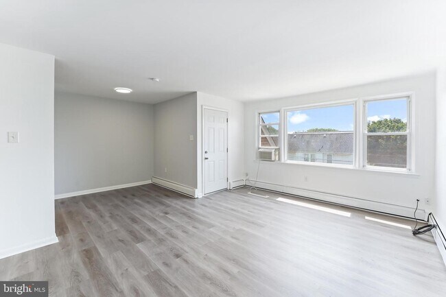 Building Photo - 2405 Manor Rd