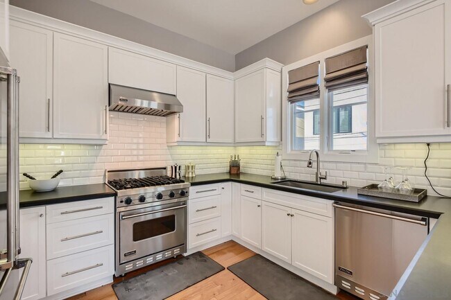 Foto del edificio - 212 1/2 Marguerite Ave