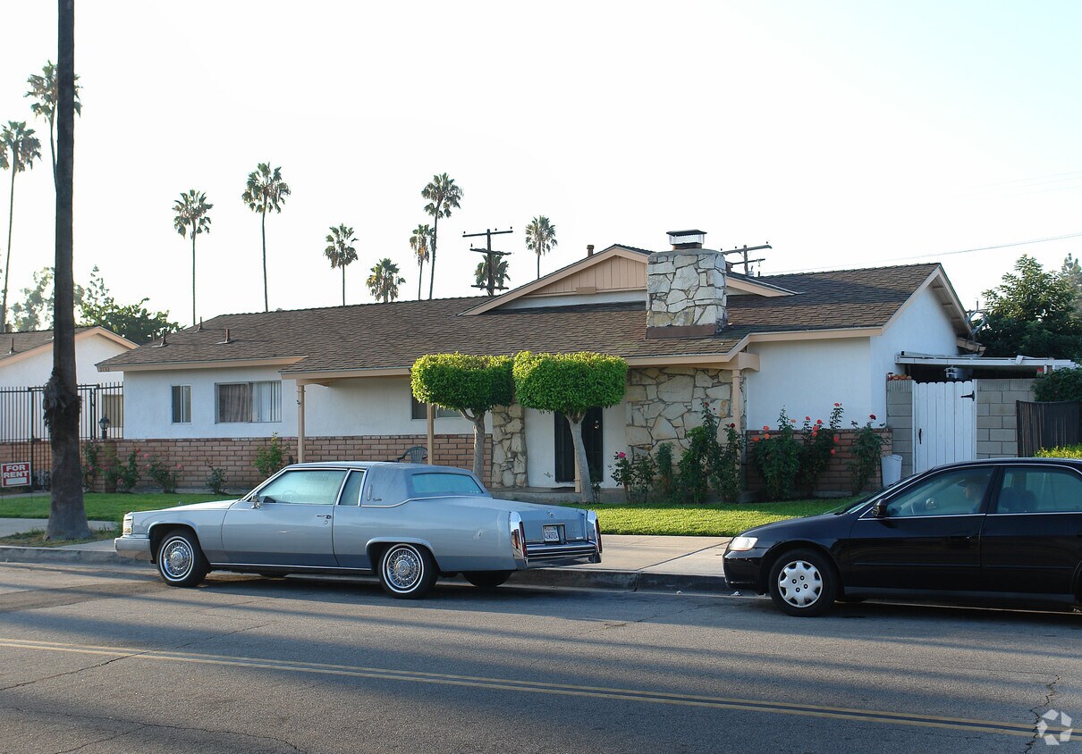 Building Photo - 2132 E Almont Ave