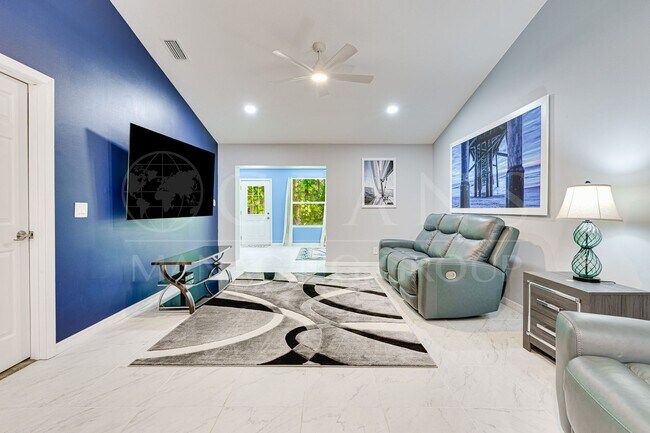 Foto del edificio - Beautifully Furnished 2BR Home + Bonus Room