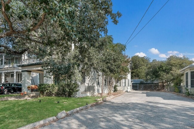 Building Photo - Historic Charm Near The Pearl